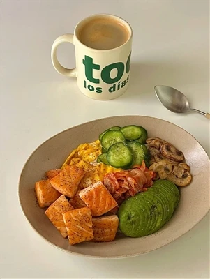 Lebhafte Lachs- und Avocado-Reisschüssel 🥑🍣|Frischer und sättigender Brunch